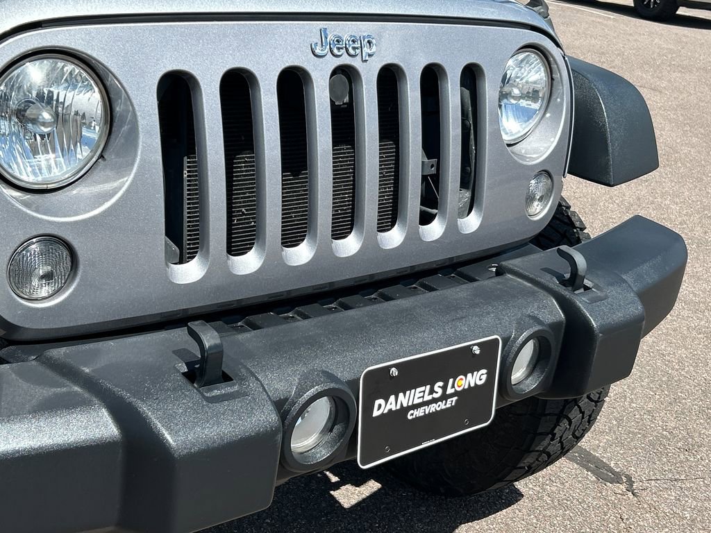 Used 2015 Jeep Wrangler Unlimited Rubicon w/ Connectivity Group AWD/4WD image 17