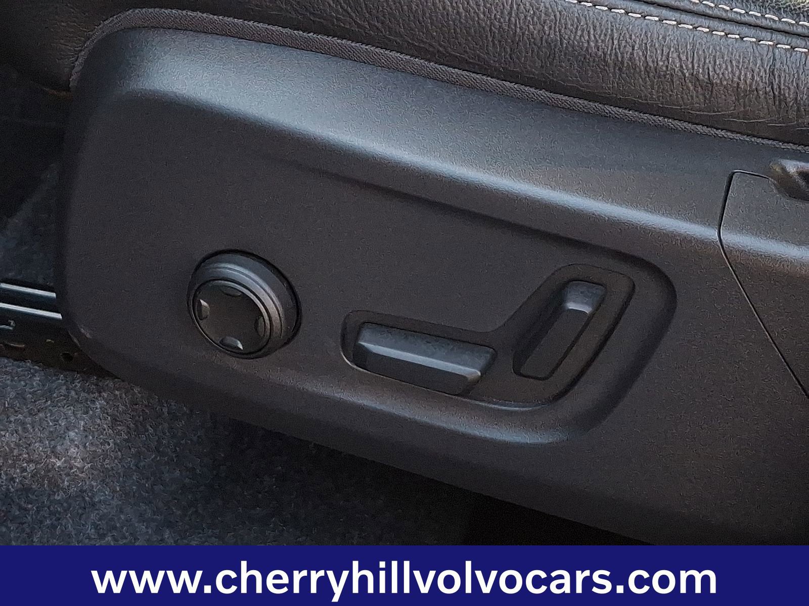 Certified 2025 Volvo XC40 B5 Plus image 29