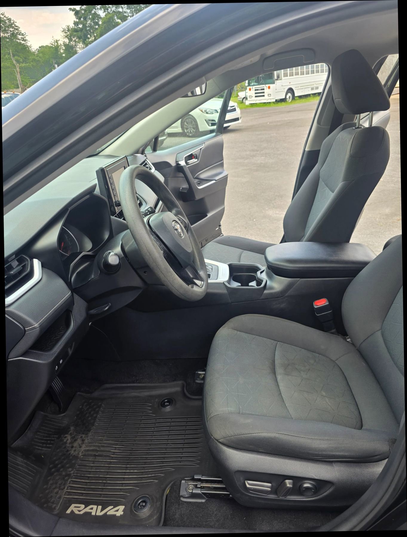 Used 2021 Toyota RAV4 XLE image 8