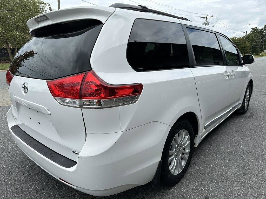 Used 2013 Toyota Sienna XLE FWD image 4