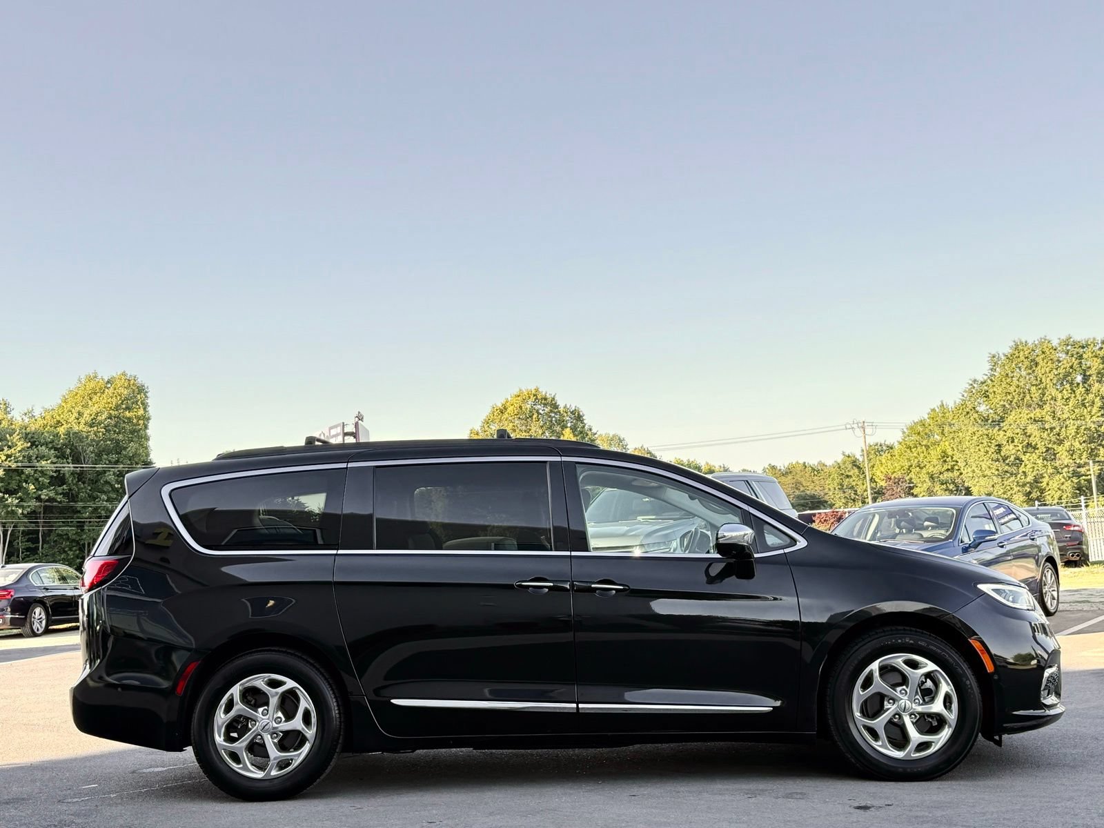 Used 2022 Chrysler Pacifica Limited FWD image 8