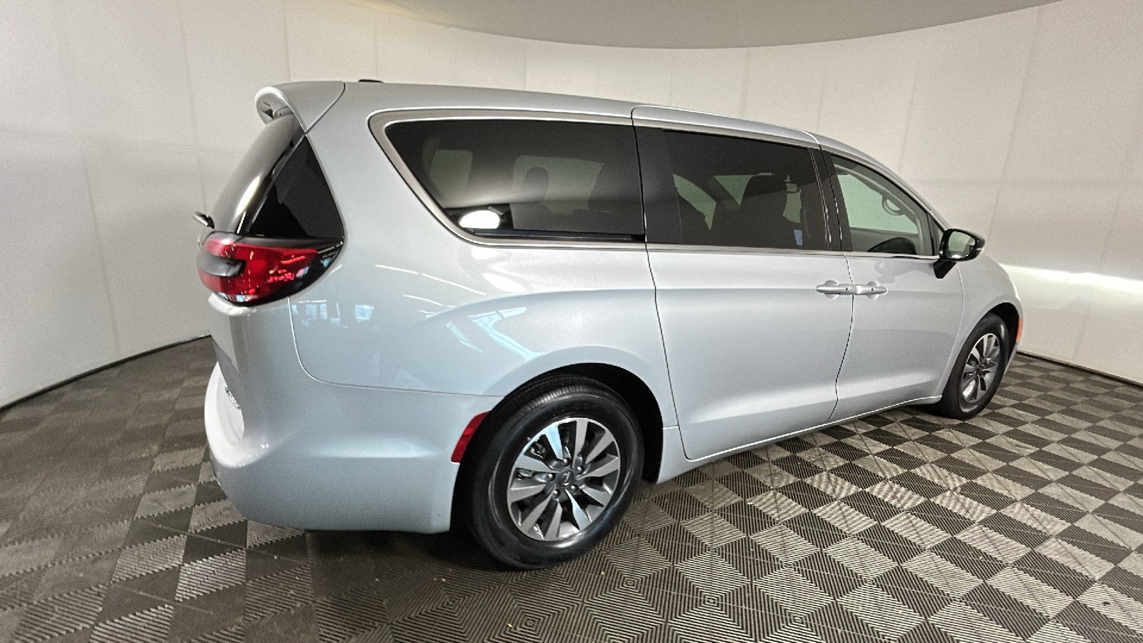 Used 2024 Chrysler Pacifica Limited FWD image 3