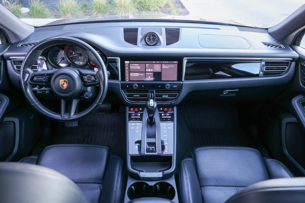 Certified 2023 Porsche Macan Turbo AWD/4WD image 36