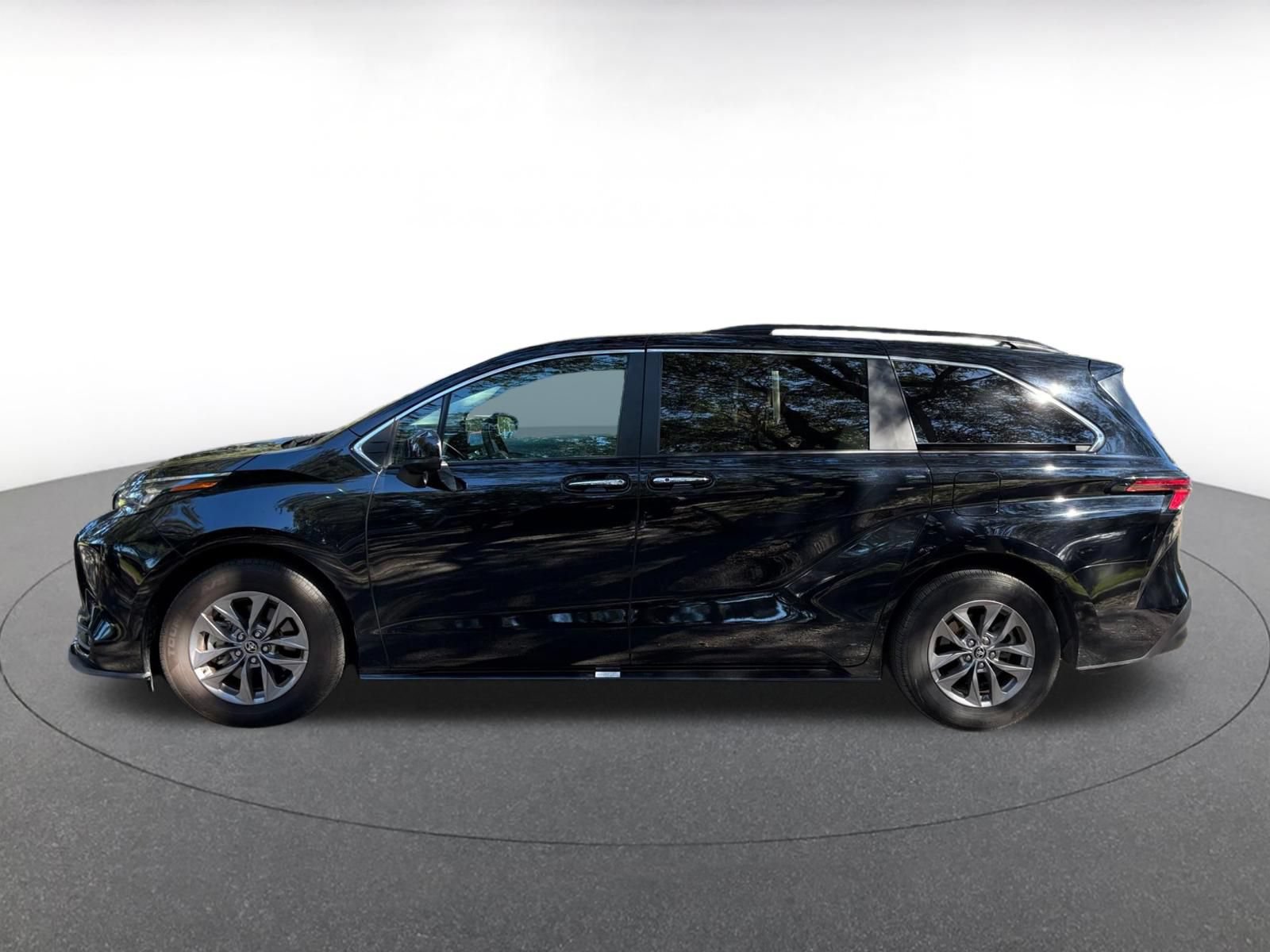 Used 2025 Toyota Sienna XLE FWD image 4