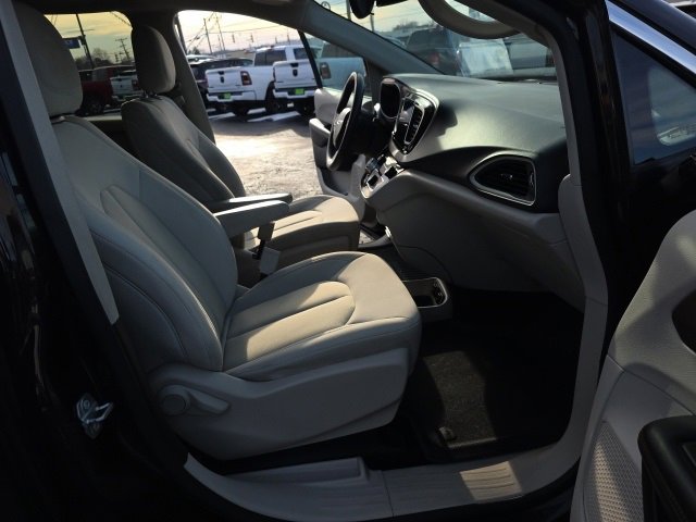Used 2017 Chrysler Pacifica Touring image 33