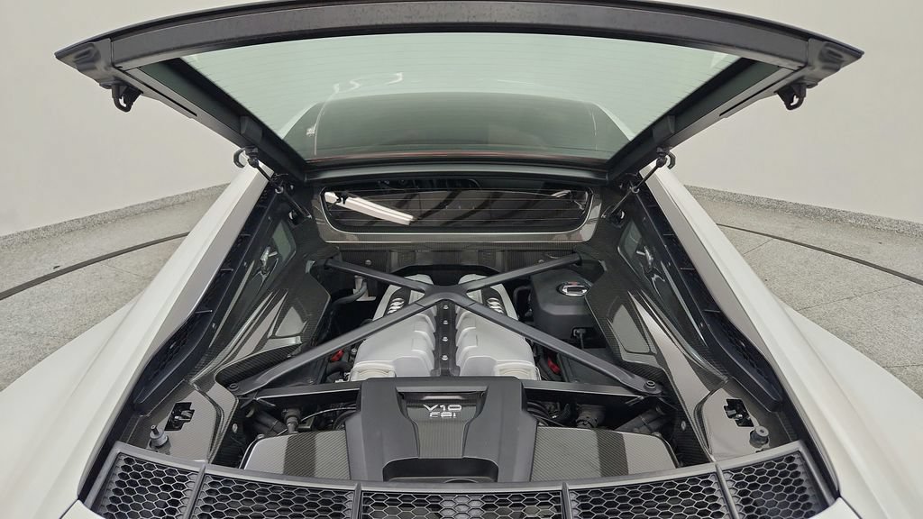 Used 2017 Audi R8 V10 w/ Carbon Exterior Package AWD/4WD image 24
