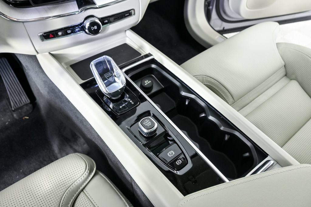 New 2026 Volvo XC60 B5 Ultra w/ Climate Package AWD/4WD image 17
