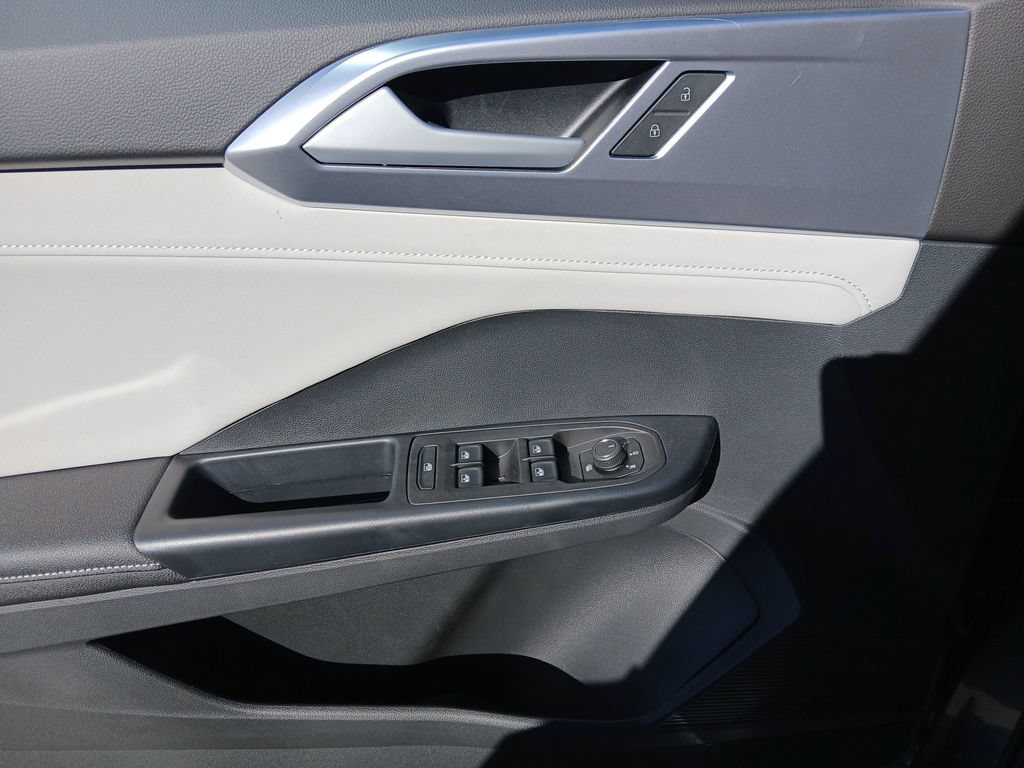 New 2026 Volkswagen Taos SE FWD image 11
