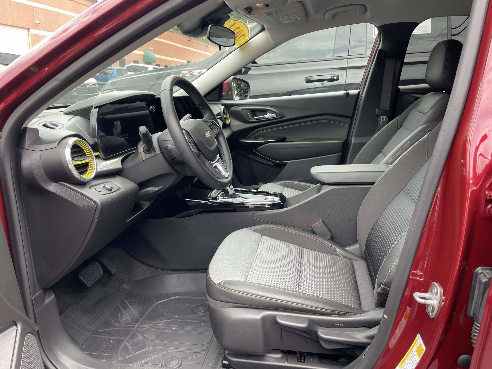 Used 2024 Chevrolet Trax LT w/ Driver Confidence Package FWD image 4