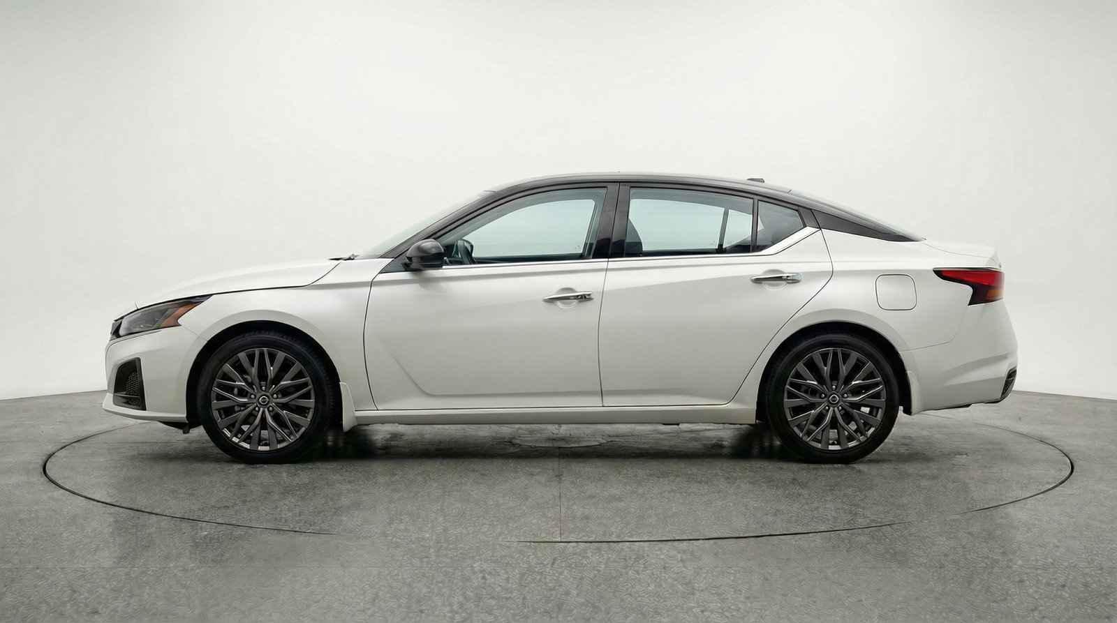 Used 2025 Nissan Altima 2.5 SV FWD image 5