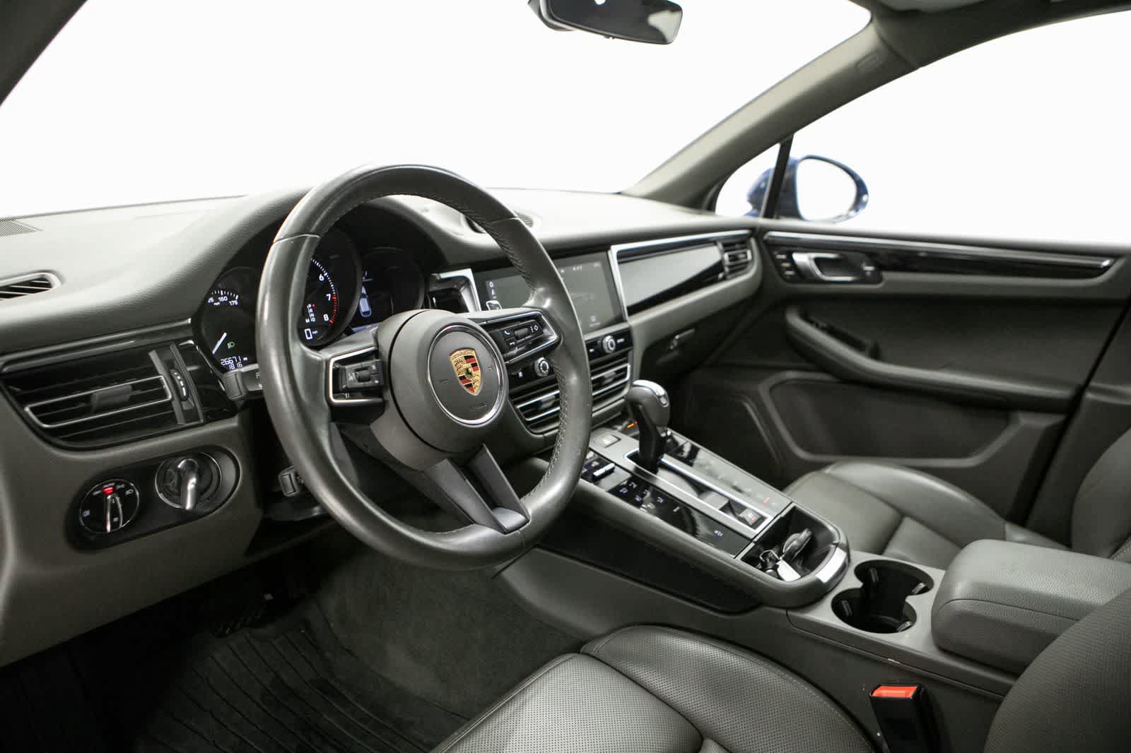 Certified 2023 Porsche Macan AWD/4WD image 4