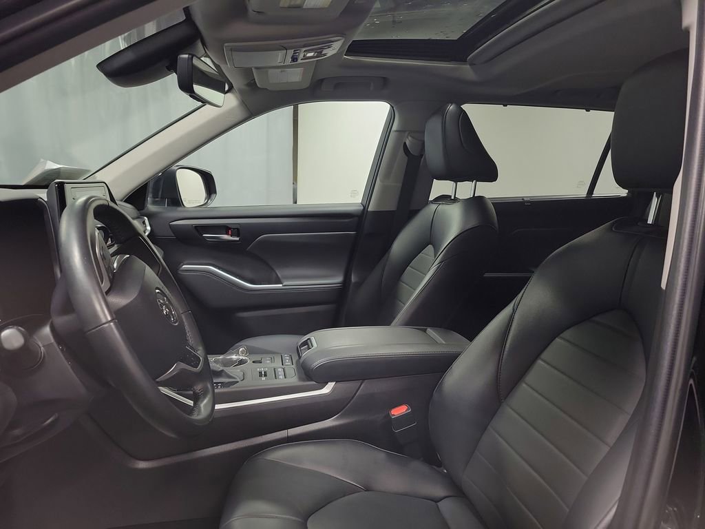 Used 2022 Toyota Highlander XLE image 12