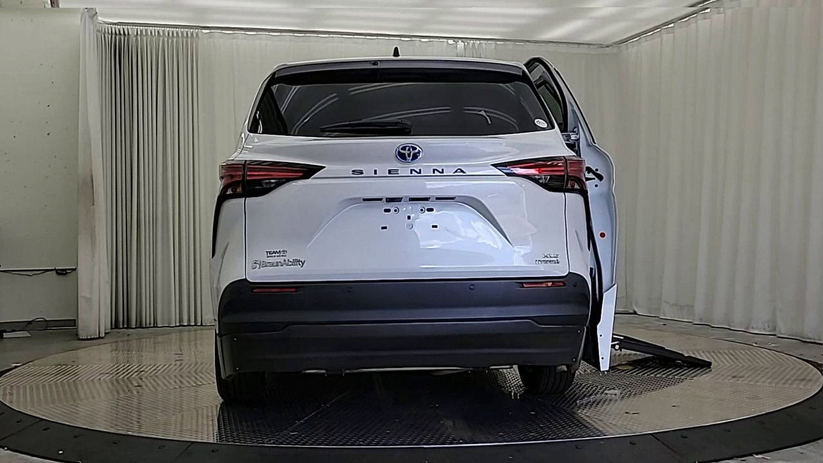 Used 2022 Toyota Sienna XLE FWD image 2