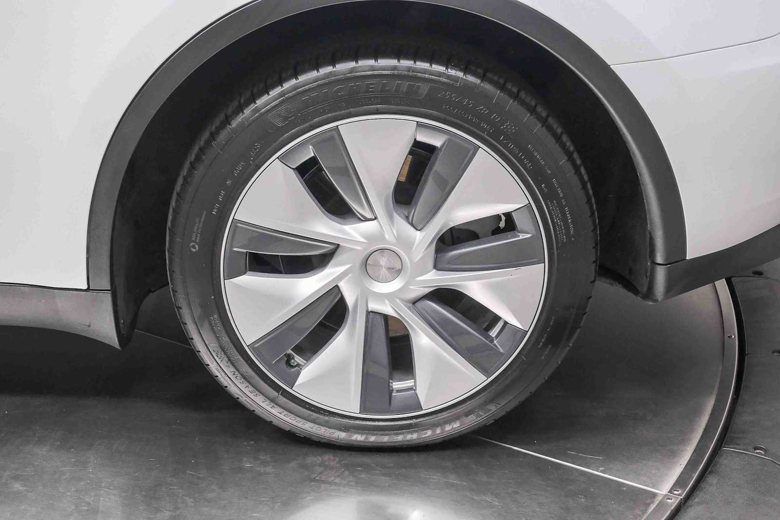 Used 2023 Tesla Model Y AWD image 9