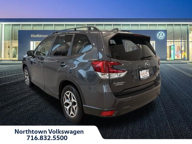 Used 2023 Subaru Forester Premium image 3