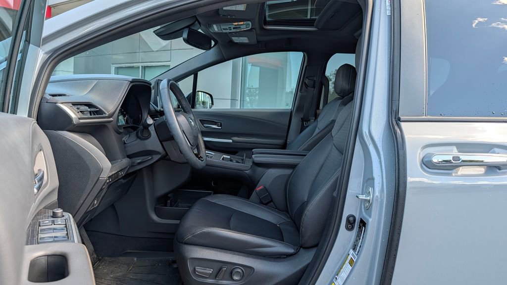 Used 2023 Toyota Sienna XLE Woodland Edition image 6