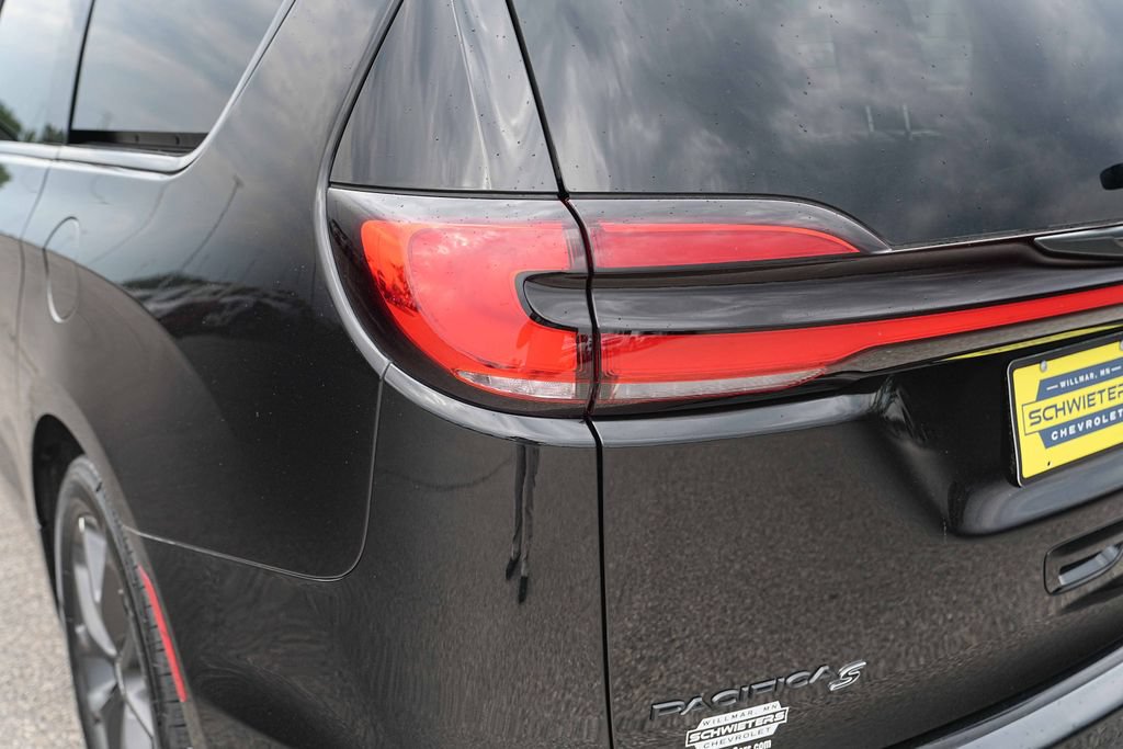 Used 2025 Chrysler Pacifica Limited FWD image 9