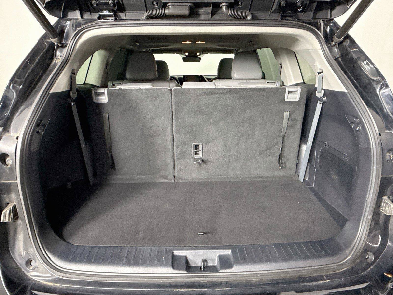 Used 2021 Toyota Highlander XLE AWD/4WD image 39