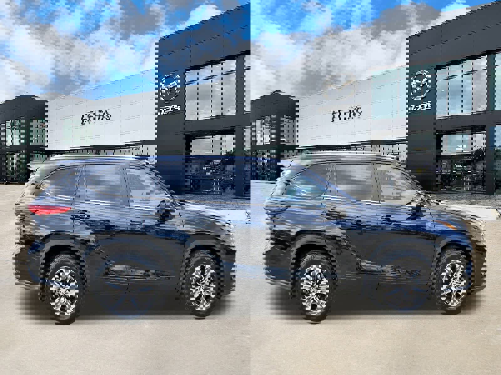 Used 2023 Toyota Highlander XLE image 5