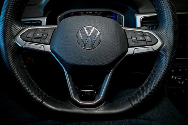 Used 2022 Volkswagen Atlas Cross Sport SEL Premium R-Line image 34