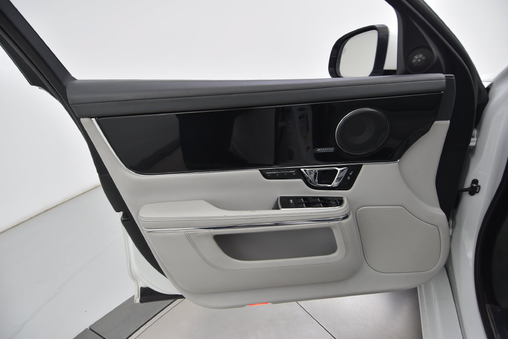 Used 2015 Jaguar XJ L Supercharged RWD image 44
