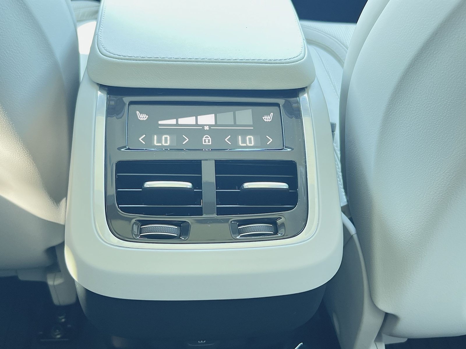 Certified 2024 Volvo XC90 B6 Ultimate w/ Protection Package Premier AWD/4WD image 23