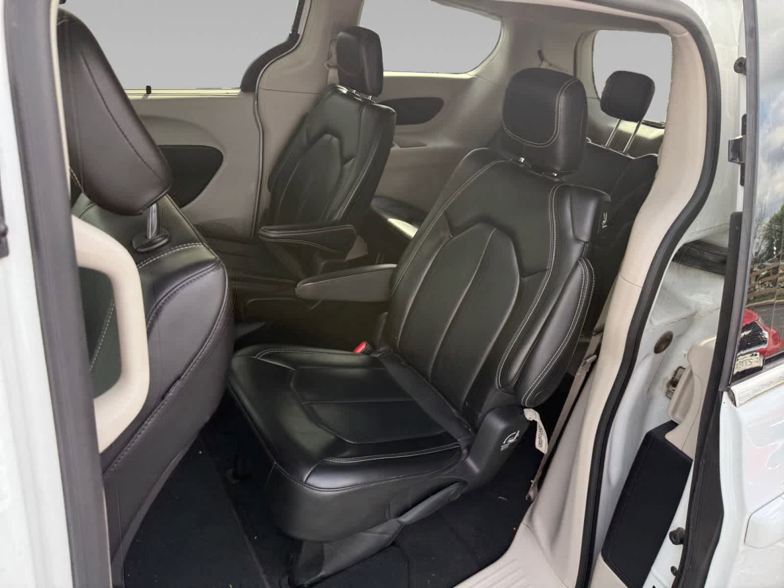 Used 2023 Chrysler Pacifica Touring-L FWD image 22