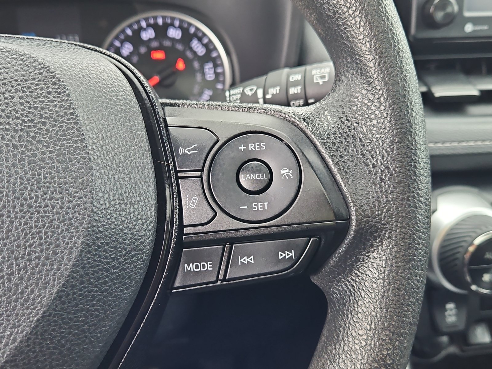 Used 2021 Toyota RAV4 XLE w/ Convenience Package FWD image 24