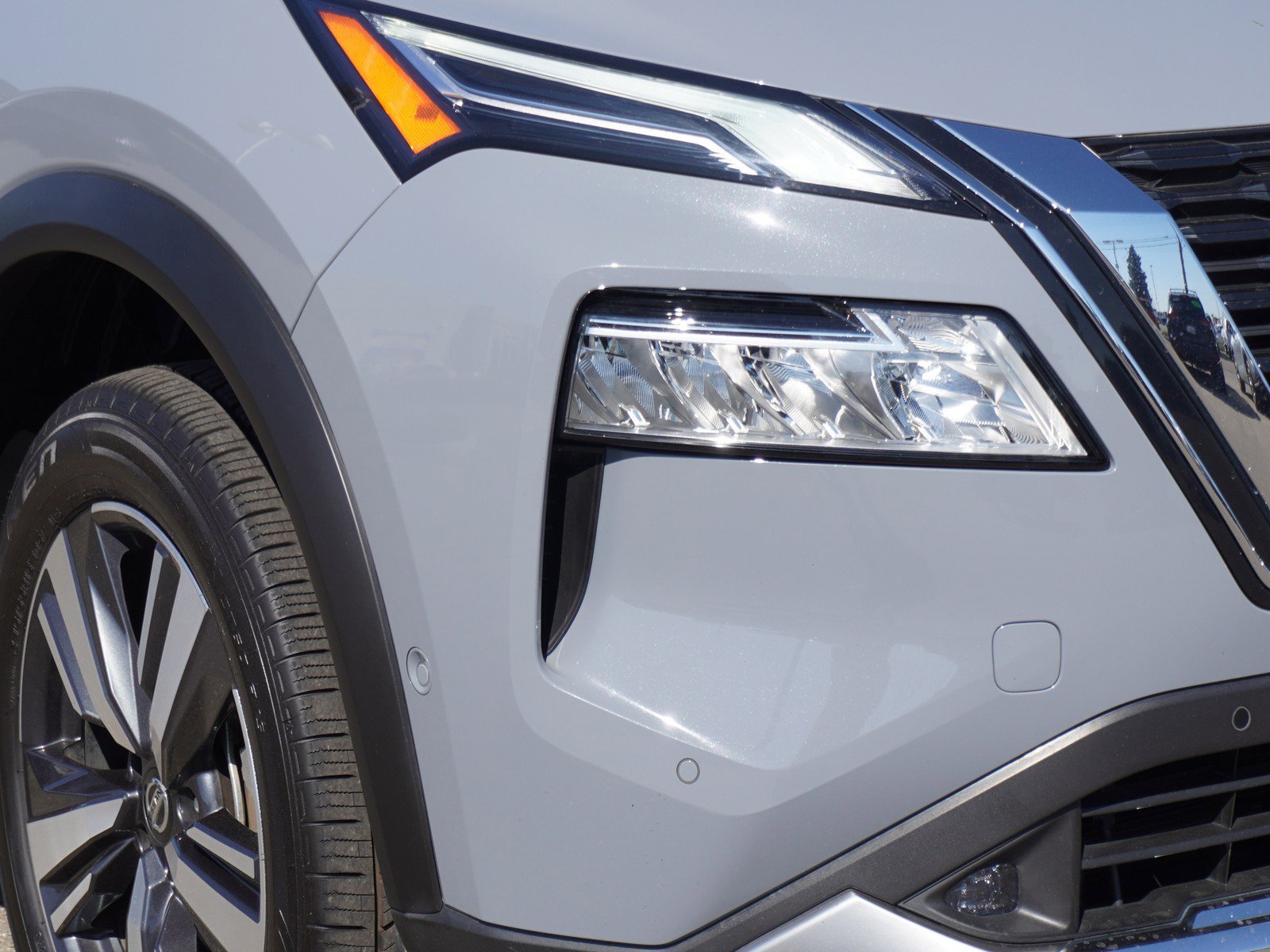 Used 2021 Nissan Rogue Platinum image 3