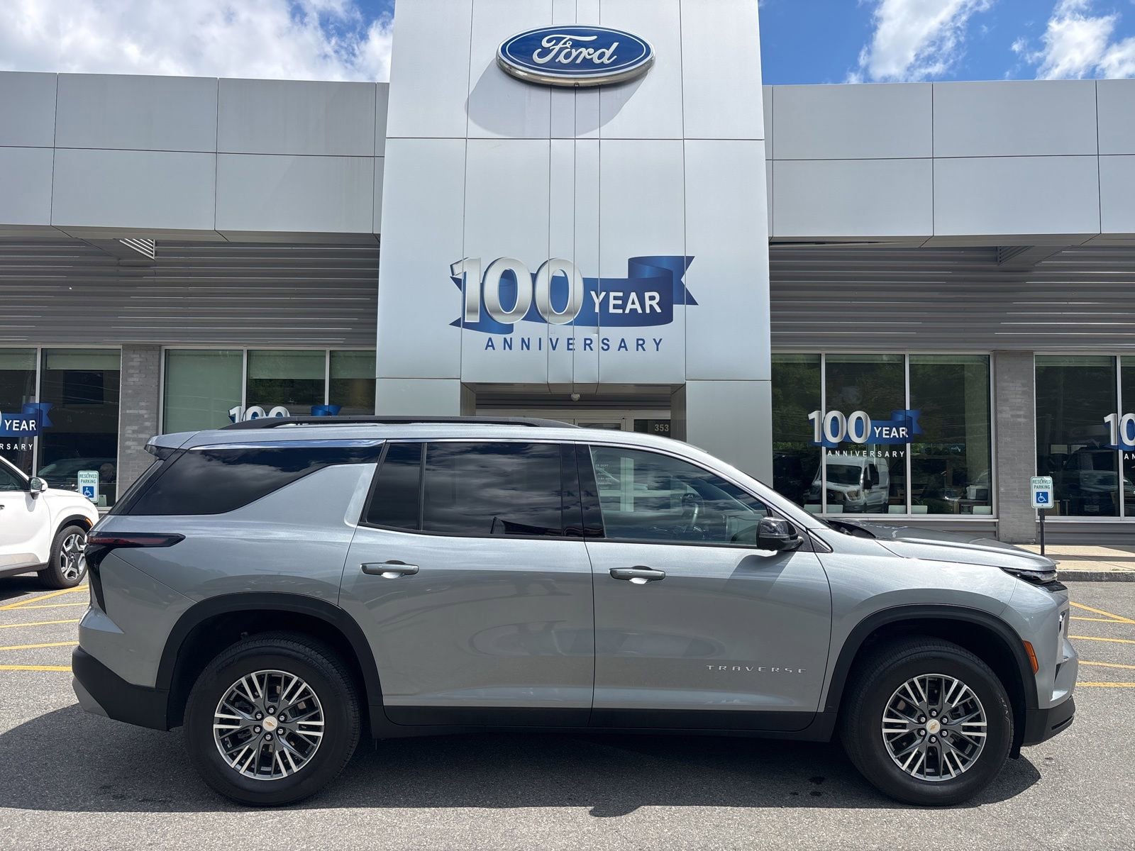 Used 2024 Chevrolet Traverse LT AWD/4WD image 2