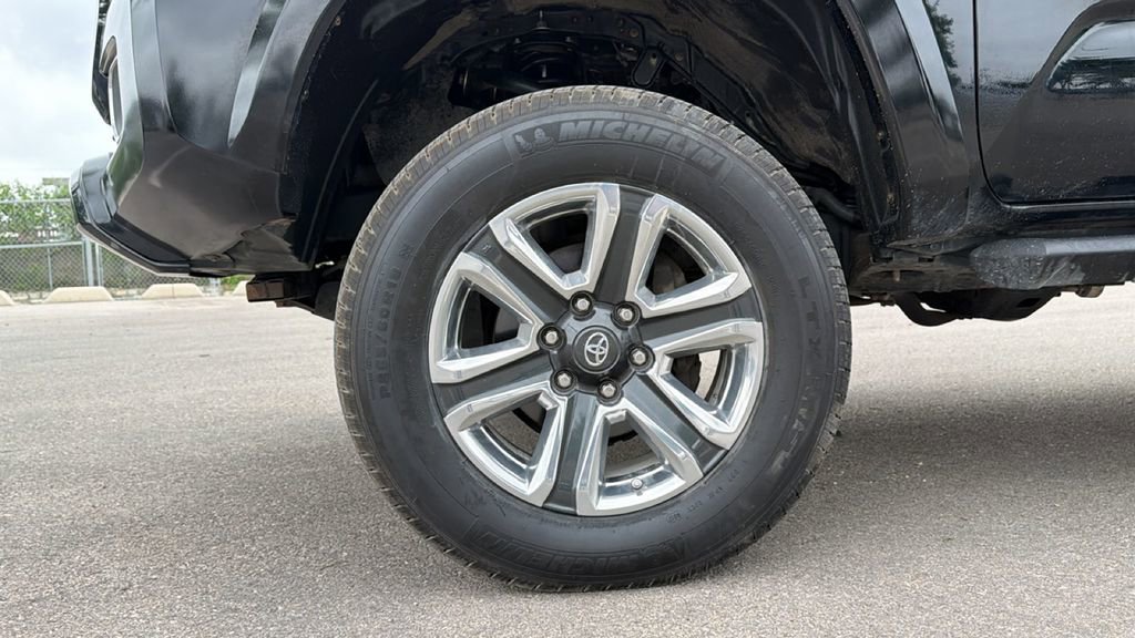 Used 2017 Toyota Tacoma Limited w/ Tow Package AWD/4WD image 12