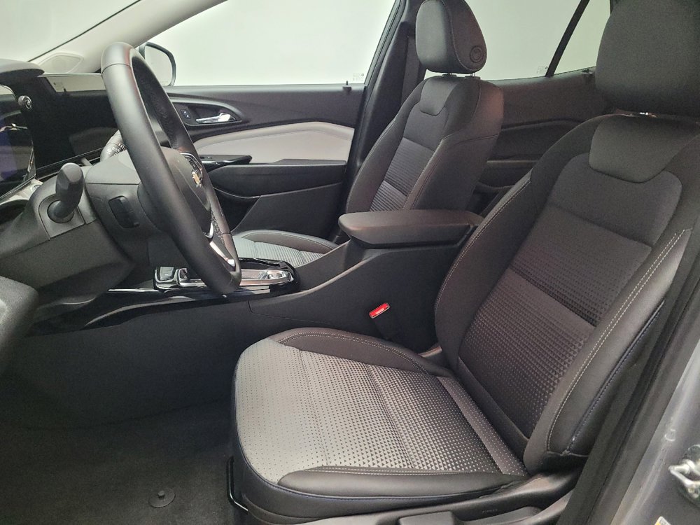 Used 2025 Chevrolet Trax LT w/ LT Convenience Package image 17