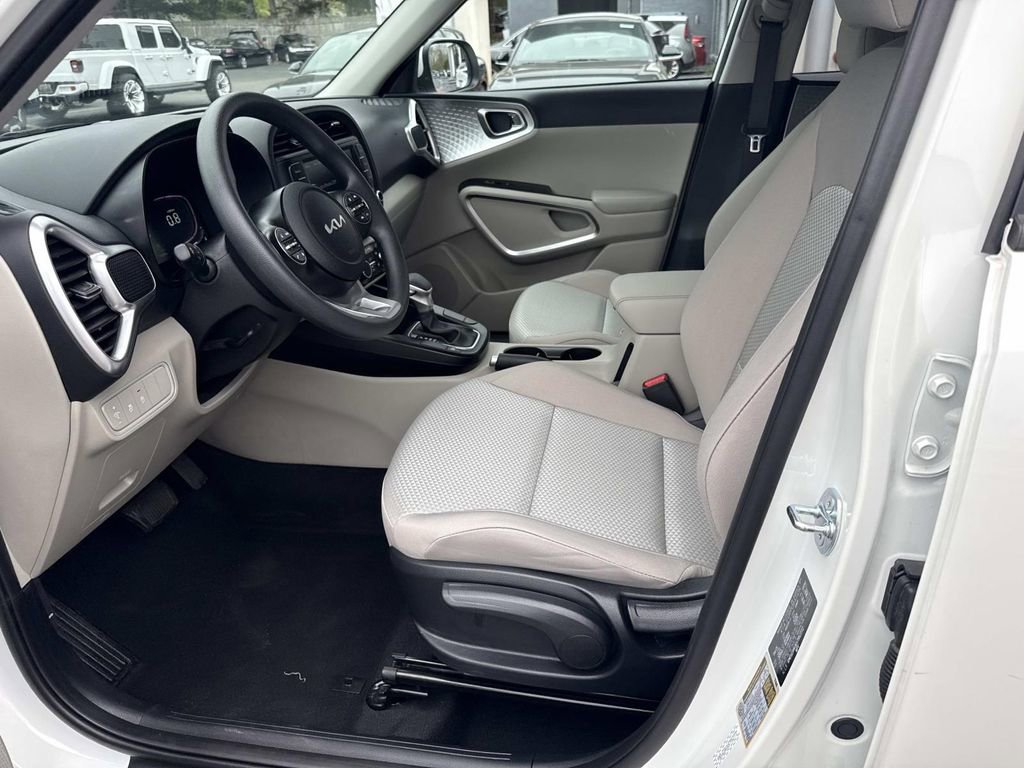 Used 2025 Kia Soul LX w/ LX Technology Package FWD image 17