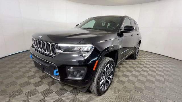 Used 2023 Jeep Grand Cherokee Overland w/ Luxury Tech Group IV AWD/4WD image 9