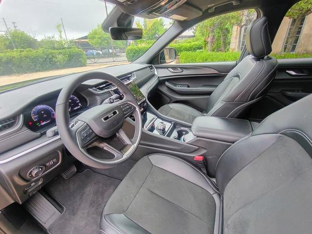 Used 2025 Jeep Grand Cherokee L Altitude RWD image 31