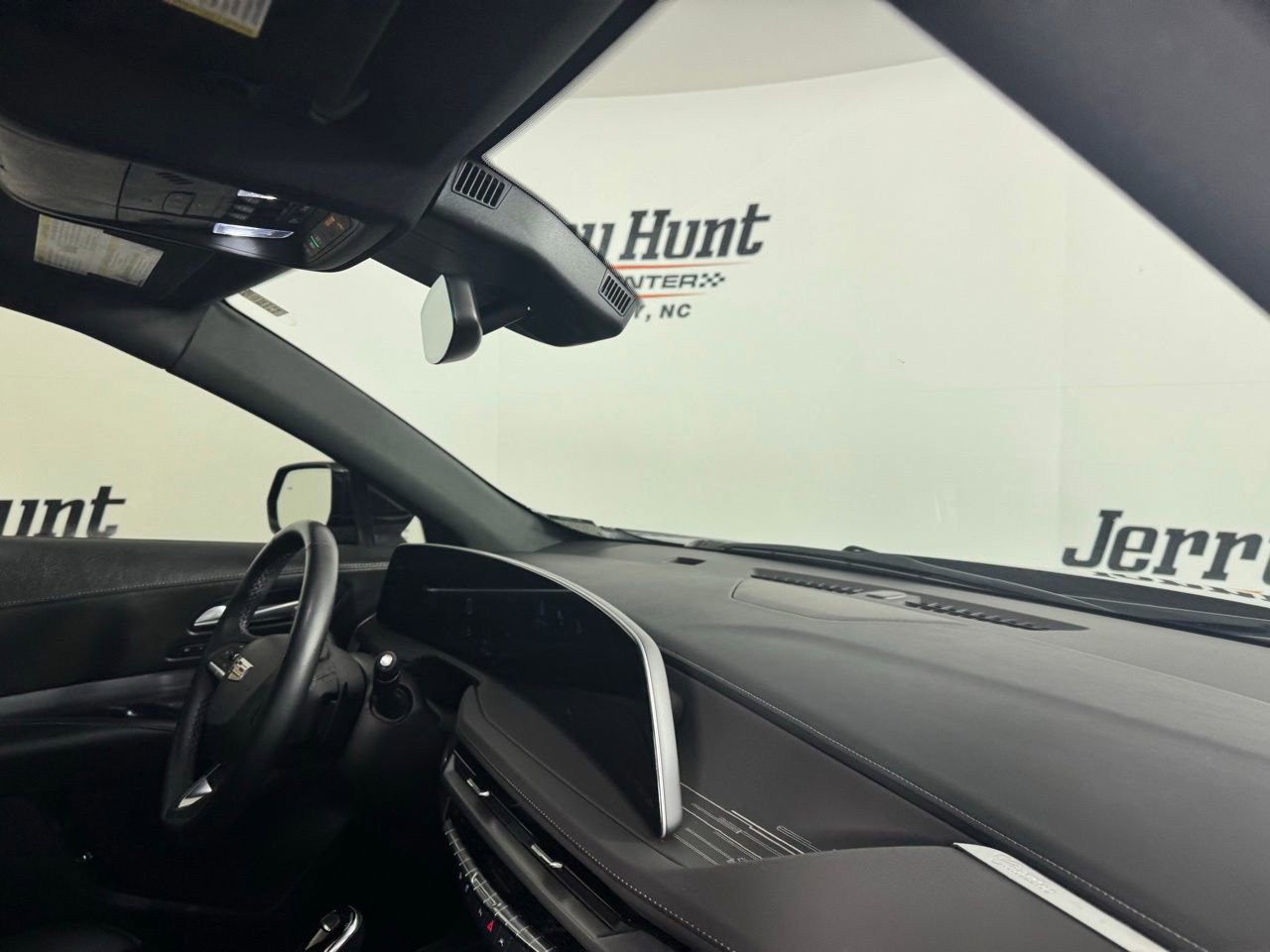 Used 2025 Cadillac XT4 Premium Luxury image 32