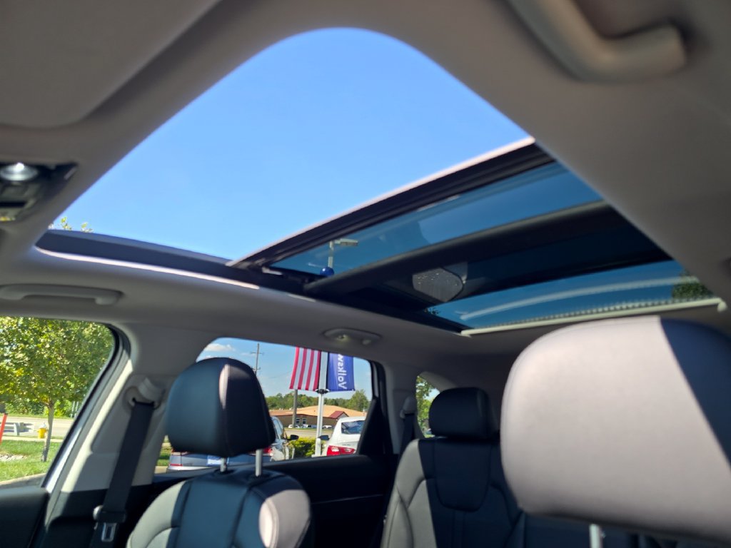 Used 2023 Kia Sorento S w/ Panoramic Sunroof Package AWD/4WD image 2
