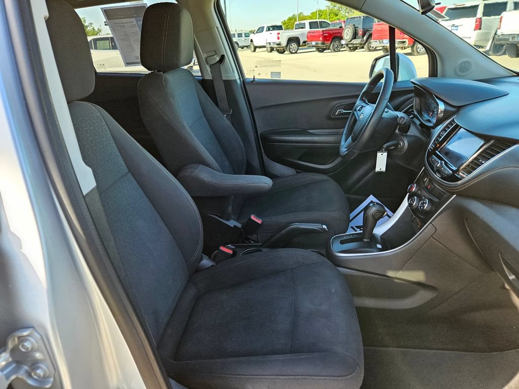 Used 2022 Chevrolet Trax LS w/ Tint and Cruise Package AWD/4WD image 32