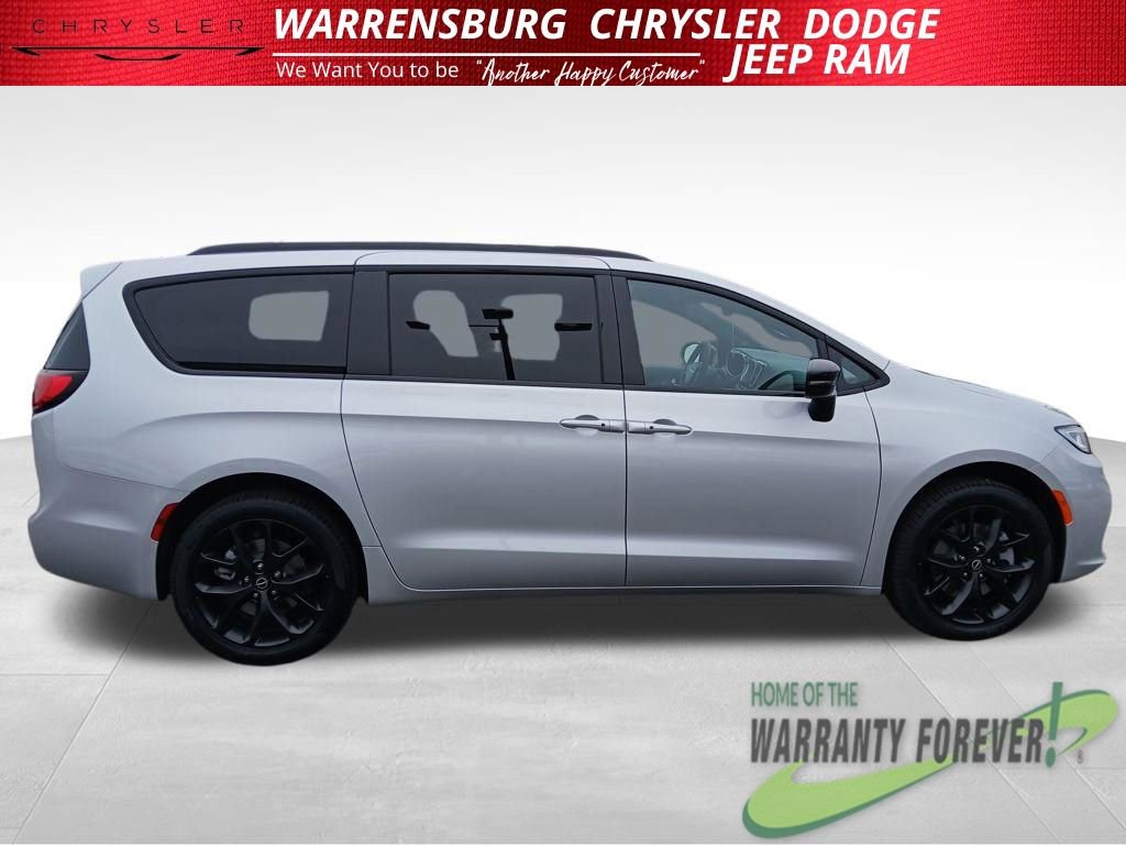 New 2026 Chrysler Pacifica Select AWD/4WD image 2