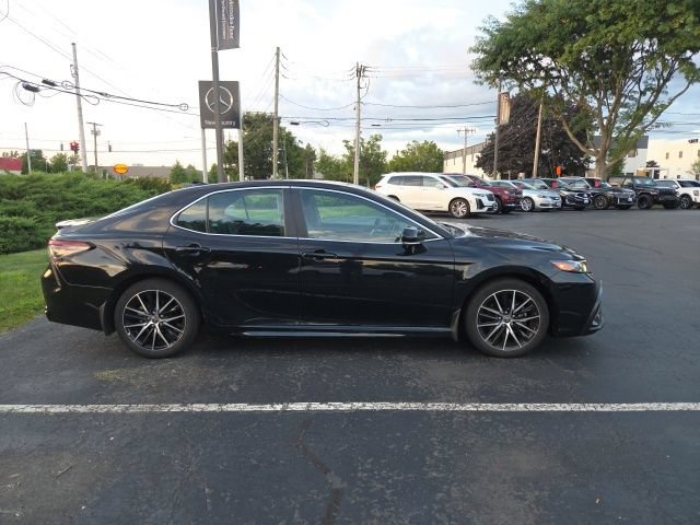 Used 2023 Toyota Camry SE FWD image 2