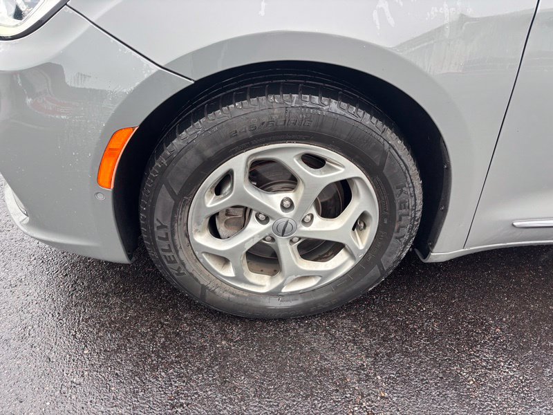 Used 2022 Chrysler Pacifica Limited FWD image 16