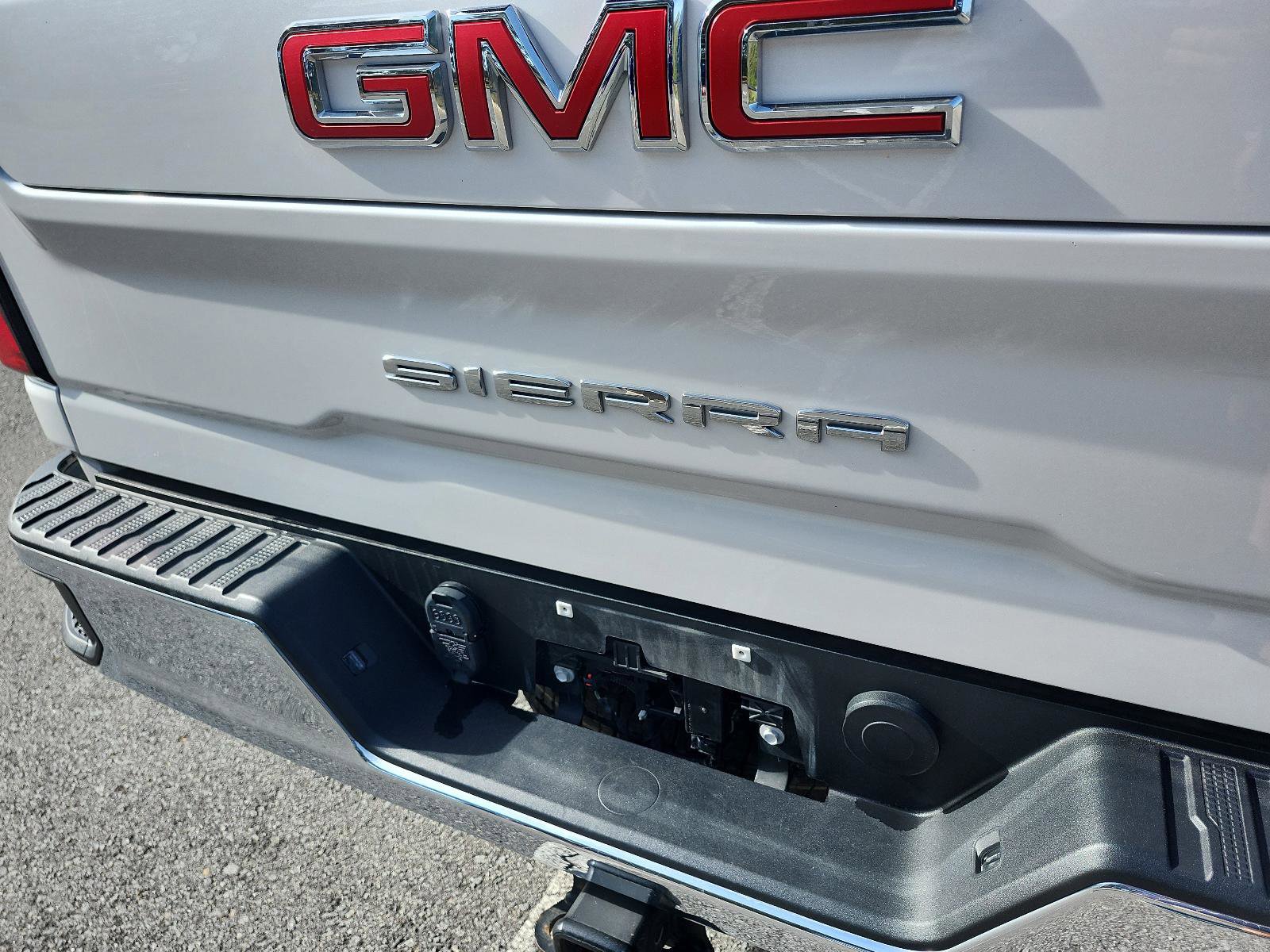 Used 2024 GMC Sierra 2500 SLT w/ SLT Convenience Package image 4