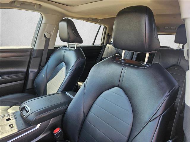 Used 2025 Toyota Highlander XLE FWD image 10