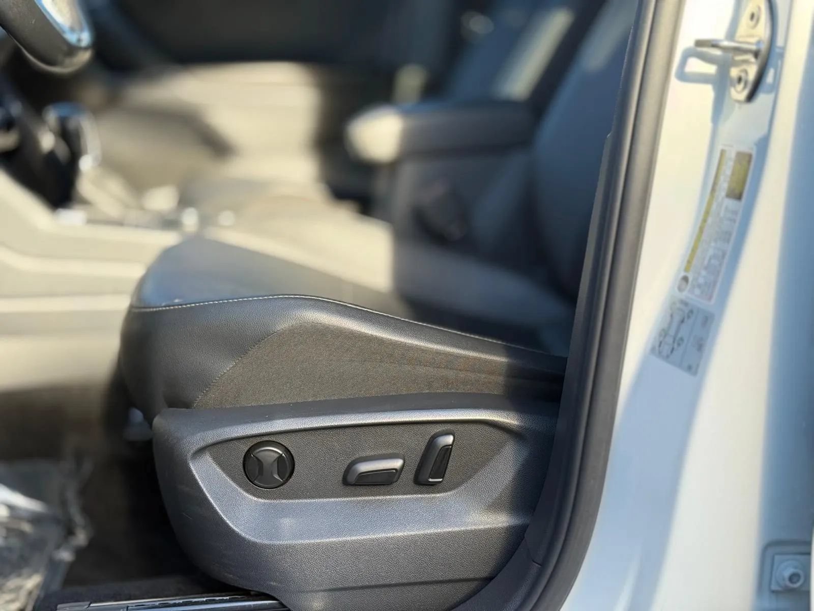 Used 2018 Volkswagen Tiguan SEL w/ R-Line Package AWD/4WD image 21