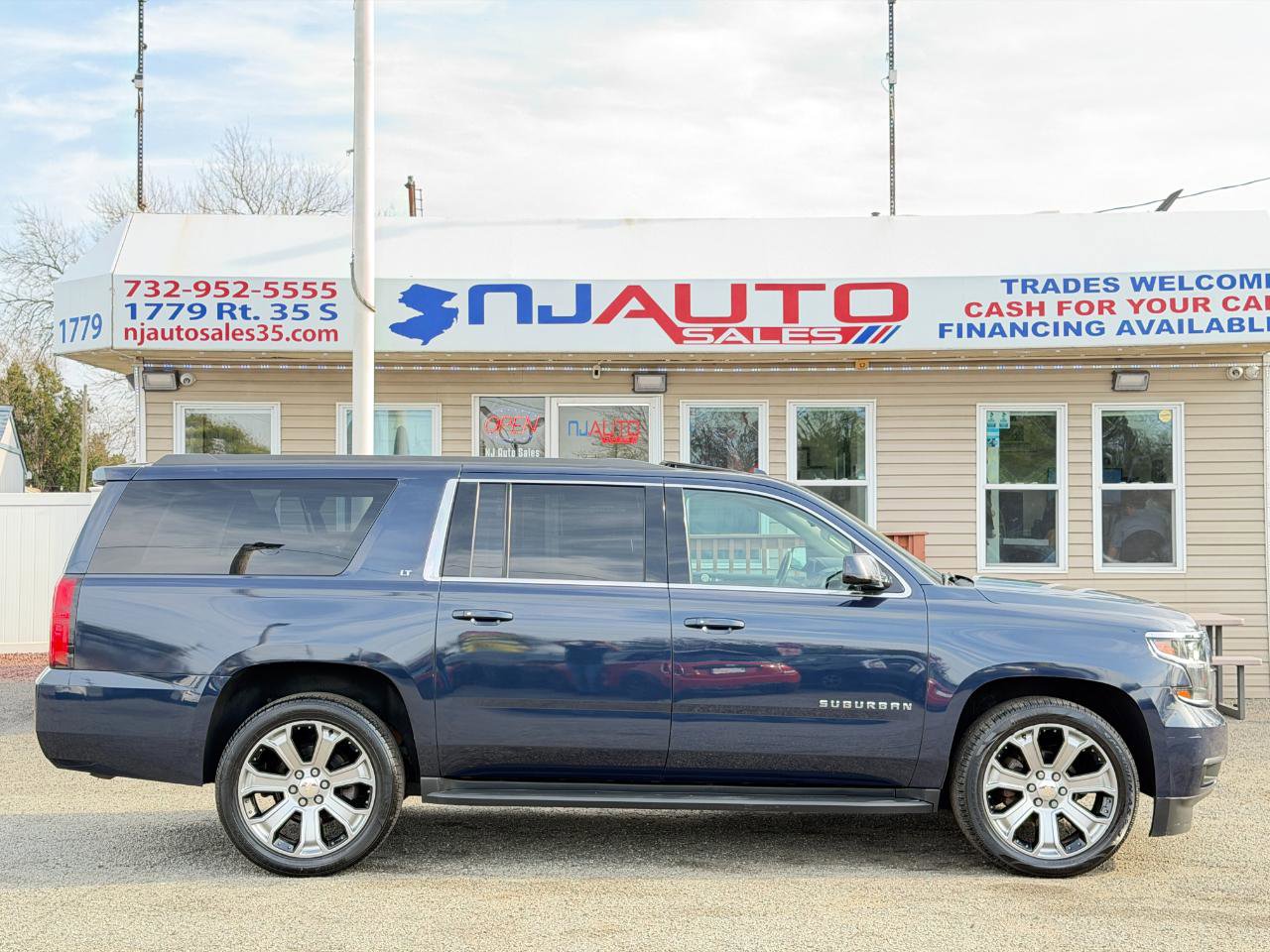 Used 2018 Chevrolet Suburban LT image 3