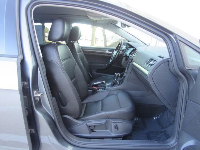 Used 2019 Volkswagen Golf SE image 19