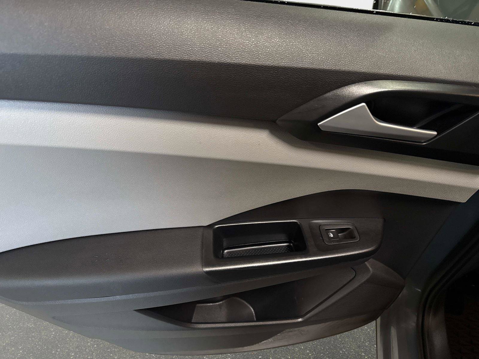 Certified 2022 Volkswagen Taos SE w/ IQ.Drive SE Package image 12