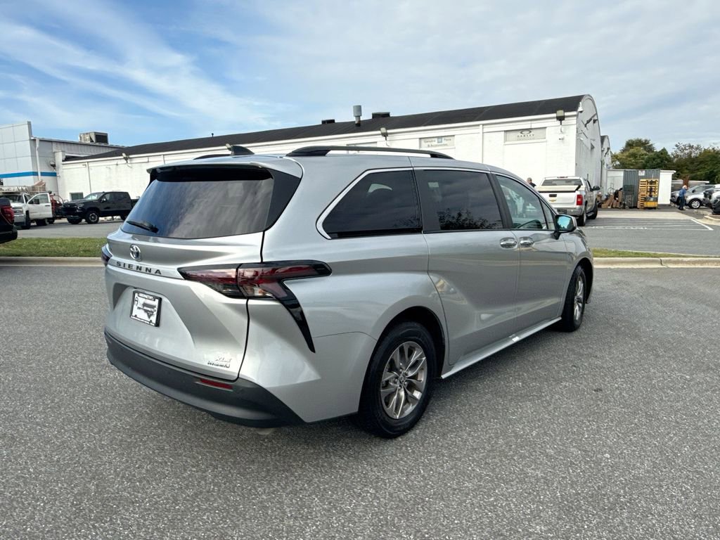 Used 2024 Toyota Sienna XLE image 6
