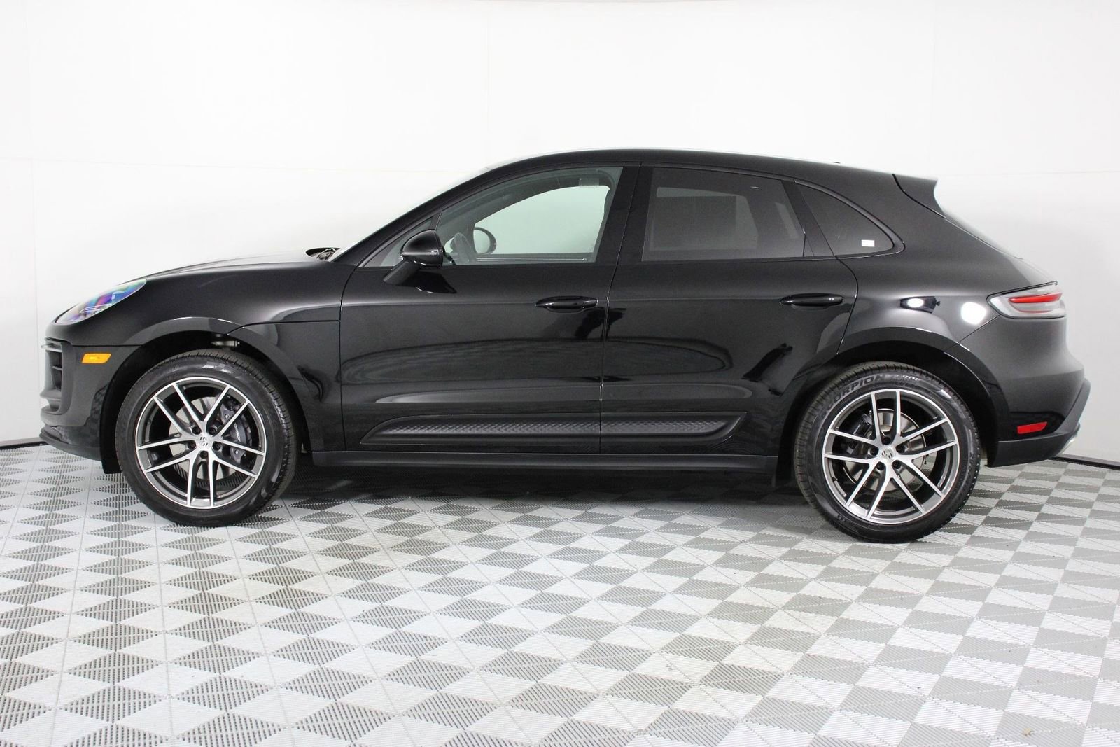 Certified 2025 Porsche Macan image 2
