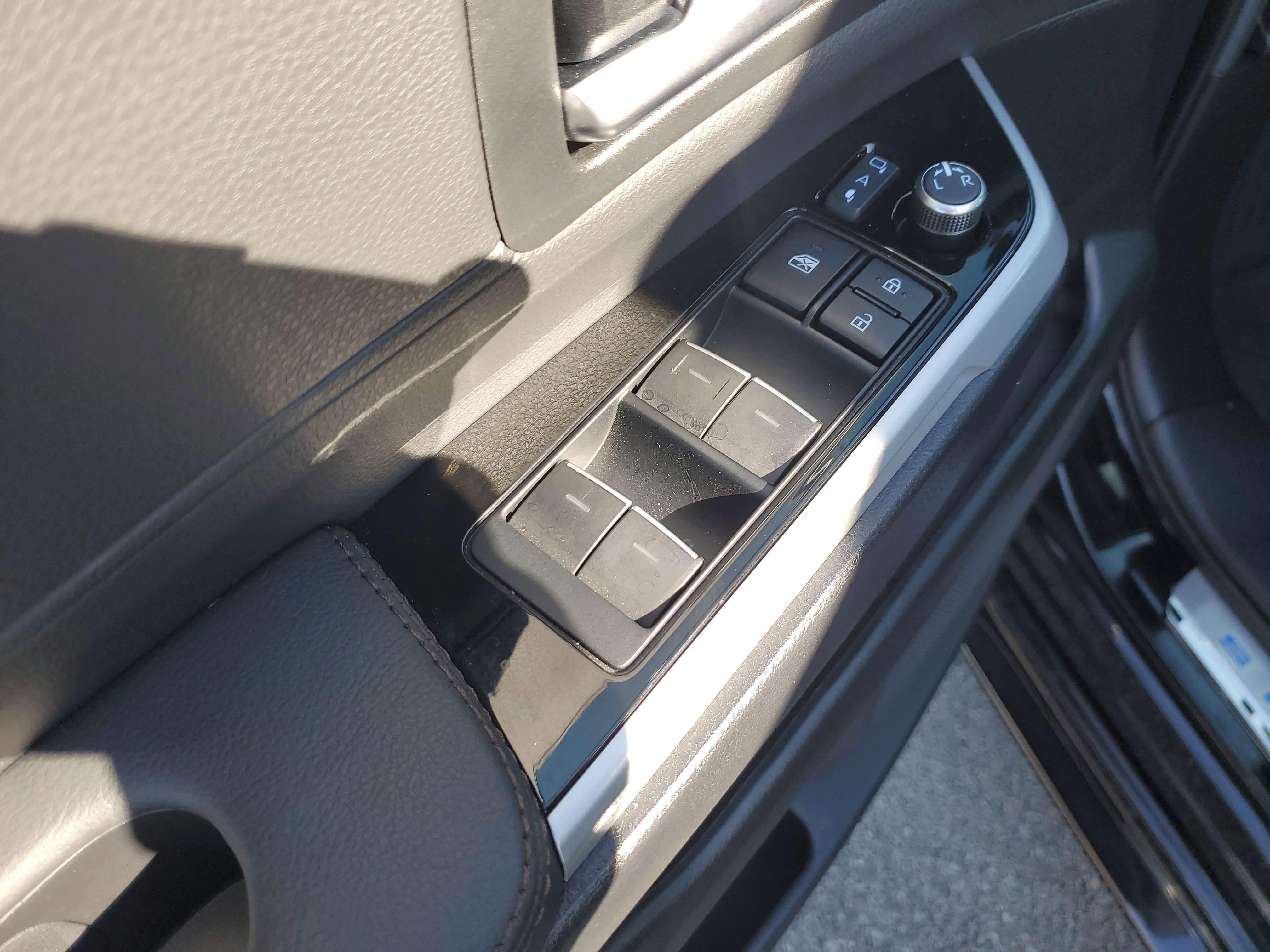 Used 2025 Toyota Sienna Limited image 19